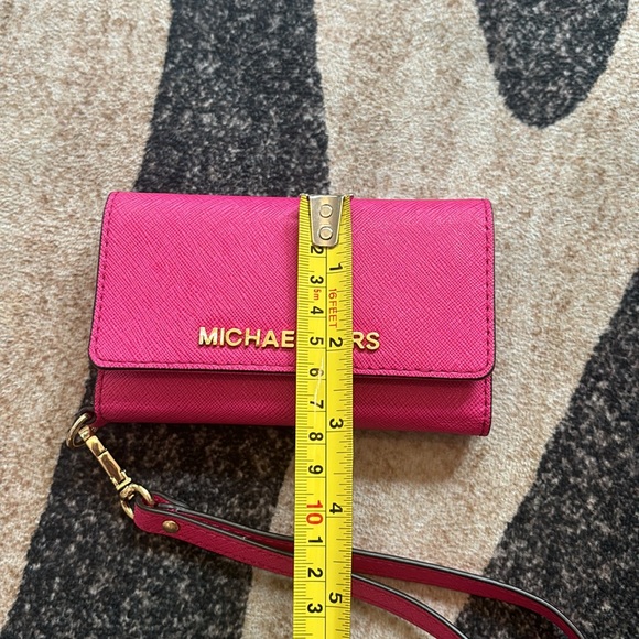 Michael Kors cell phone holder with credit card slots - Picture 11 of 14